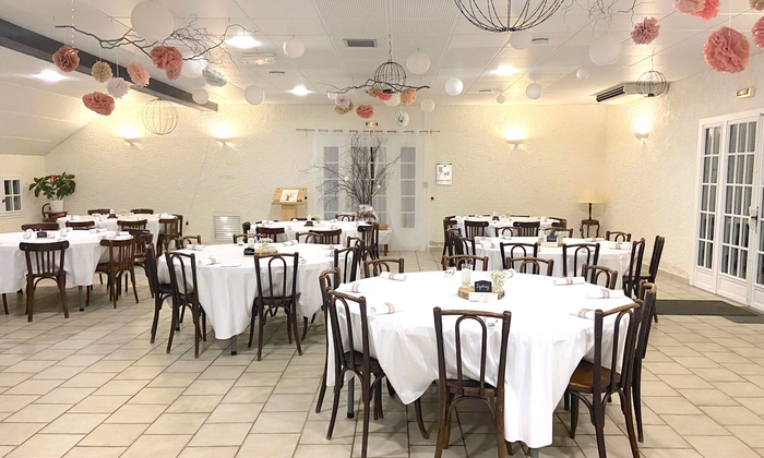 Large fully equipped reception room €17
