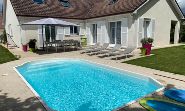 Location grande salle de réception de 90m2 avec cuisine ouverte - jardin avec piscine 175 €