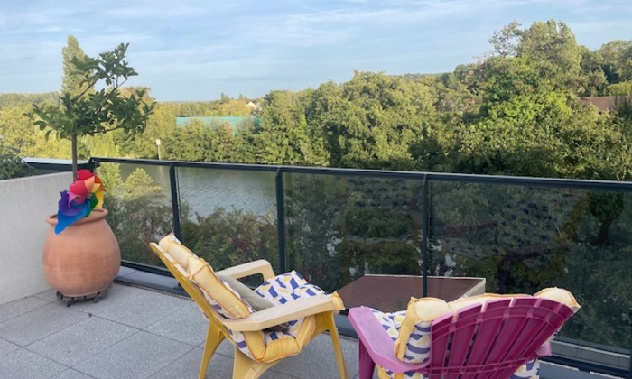 Terrasse de 106 M2 avec vue rivière €120