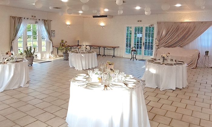 Large fully equipped reception room €17