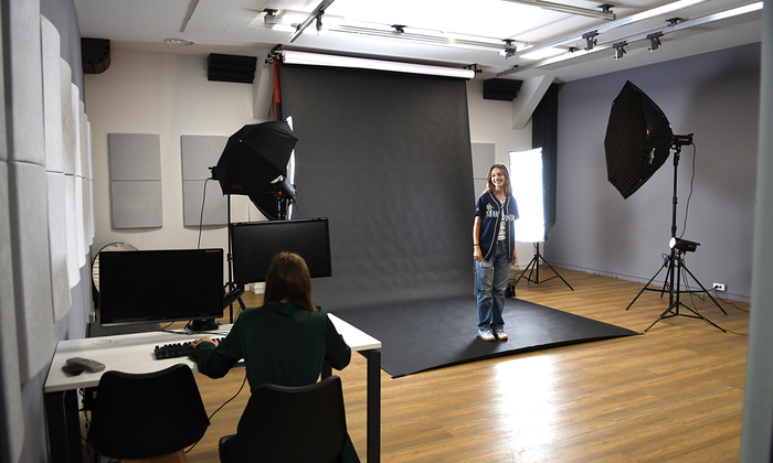 Grand Studio photo vidéo (24h/24 7j/7) – Photo, tournage, tv, podcast, formation – Paris 36 €