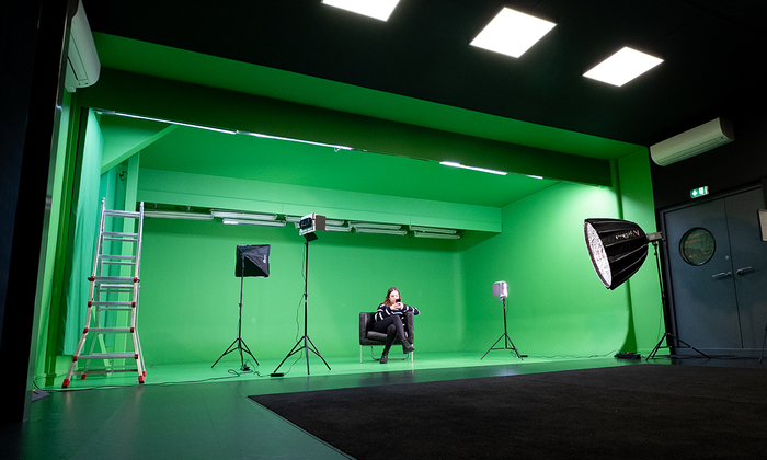 Studio Fond Vert (85m²) 24/7 – Photo, filming, tv, podcast, training, events – Lines 13 & 14 €72