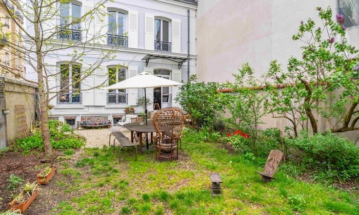 Bourgeois house 200m from Paris €90