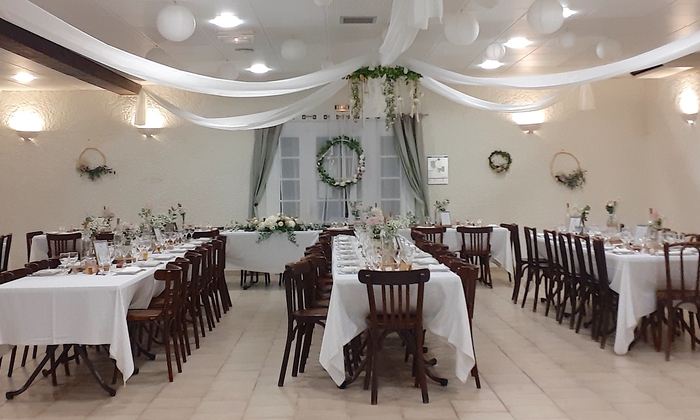 Large fully equipped reception room €17