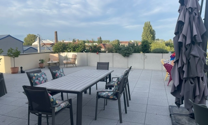 Terrasse de 106 M2 avec vue rivière €120