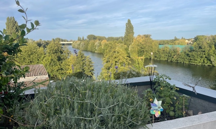 Terrasse de 106 M2 avec vue rivière €120
