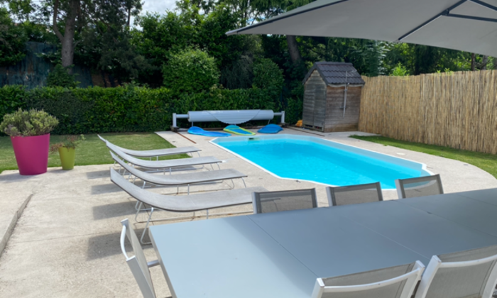 Location grande salle de réception de 90m2 avec cuisine ouverte - jardin avec piscine 175 €